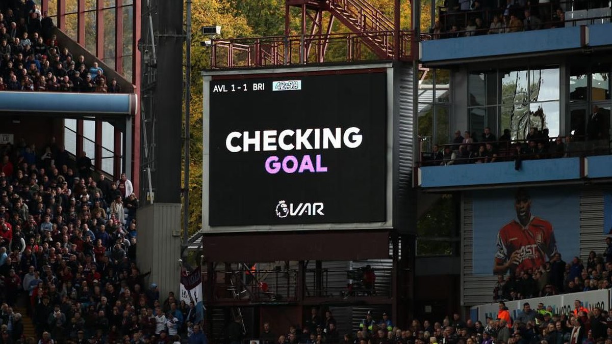 Kehairan Video Assistant Referee (VAR) dianggap merusak integritas Liga Inggris. (Foto: Marc Atkins/Getty Images)