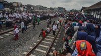 Warga antusias berkumpul di Stasiun Garut untuk menyaksikan uji coba reaktivasi kereta api jalur Cibatu-Garut.