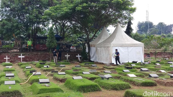 Autopsi anak Karen Pooroe di TPU Tanah Kusir (Foto: Farih Maulana Sidik/detikcom)