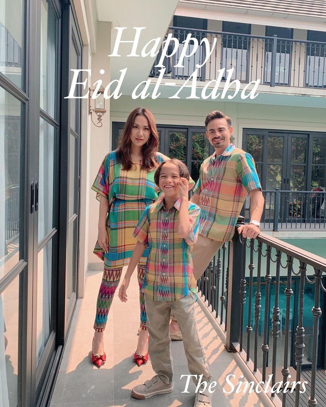 Berbusana kembar sudah menjadi tradisi keluarga Ashraf Sinclair saat merayakan hari besar Islam. Untuk perayaan Idul Adha 2019, mereka memakai busana kotak-kotak warna-warni. Foto: Instagram/@ashrafsinclair