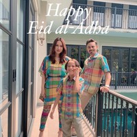 Berbusana kembar sudah menjadi tradisi keluarga Ashraf Sinclair saat merayakan hari besar Islam. Untuk perayaan Idul Adha 2019, mereka memakai busana kotak-kotak warna-warni. Foto: Instagram/@ashrafsinclair