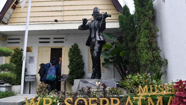 MUSEUM WR SUPRATMAN Pengunjung mengambil gambar pakaian milik WR Supratman yang dipajang di Museum WR Supratman di Surabaya, Jawa Timur, Rabu (19/2/2020). Bekas rumah tinggal WR Supratman selama di Surabaya yang dijadikan museum tersebut diharapkan dapat menjadi salah satu tempat rujukan untuk mengenal sosok pencipta lagu Indonesia Raya. ANTARA FOTO/Zabur Karuru/wsj.