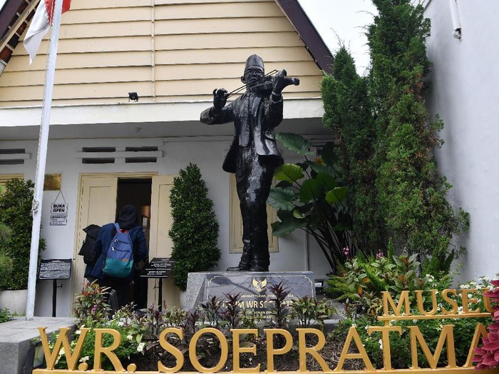 Pengunjung mengambil gambar pakaian milik WR Supratman yang dipajang di Museum WR Supratman di Surabaya, Jawa Timur, Rabu (19/2/2020). Bekas rumah tinggal WR Supratman selama di Surabaya yang dijadikan museum tersebut diharapkan dapat menjadi salah satu tempat rujukan untuk mengenal sosok pencipta lagu Indonesia Raya. ANTARA FOTO/Zabur Karuru/wsj.