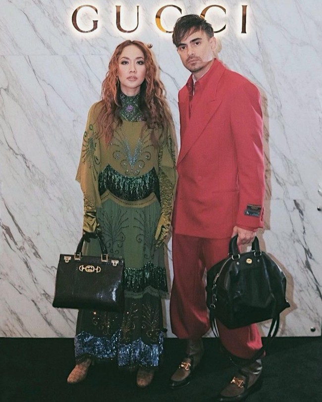 Gaya kompak Ashraf Sinclair dan BCL di acara Gucci Manifesto 2019. A handbag for her, and a handbag for him. (Foto: Instagram/@ashrafsinclair)
