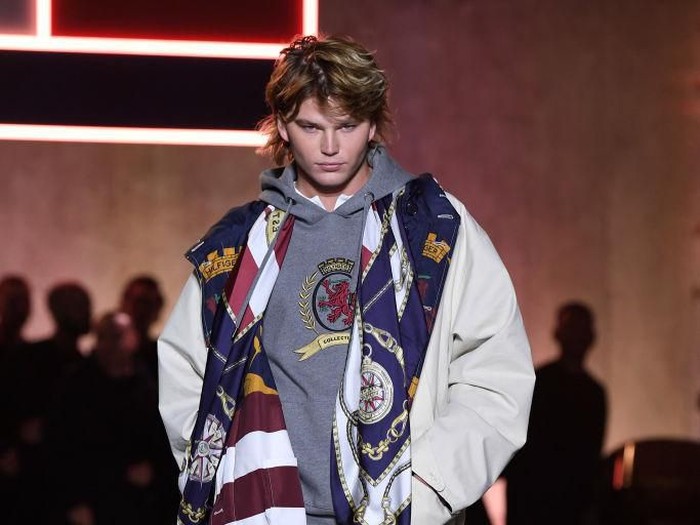 LONDON, ENGLAND - FEBRUARY 16: Jodie Kidd walks the runway at TOMMYNOW London Spring 2020 at Tate Modern on February 16, 2020 in London, England. (Photo by John Phillips/Getty Images for Tommy Hilfiger)