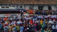 Sejumlah warga dan pelajar menyambut kedatangan Kereta Api Inspeksi 4 pada uji coba perlintasan jalur Cibatu-Garut di Stasiun Garut, Kampung Mawar, Kabupaten Garut, Jawa Barat, Rabu (19/2/2020).