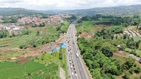 Ada tiga ekskavator yang bekerja di sekitar longsoran. Nampak di sampingnya, lalu lintas Tol Cipularang arah Jakarta ramai. (Dok NTMC Polri)