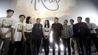 Dalam film itu, Indah Permatasari harus memilih antara cinta masa lalu dan masa depan.