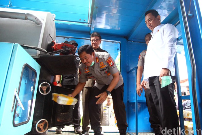 Polda Metro Jaya hari ini menggelar acara pemusnahan barang bukti. Acara pemusnahan barang bukti ini dihadiri oleh sejumlah pejabat, termasuk Menpan RB Tjahjo Kumolo.