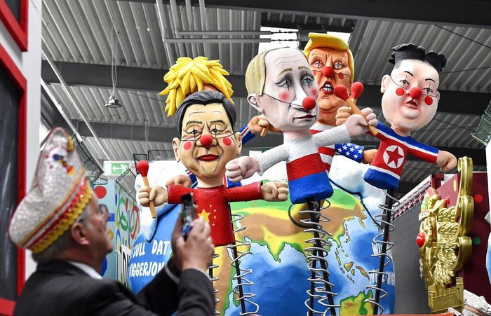 Persiapan Parade Karnaval di Jerman Parade karnaval di Jerman yang pamerkan patung raksasa para pemimpin dunia akan kembali digelar. Sebelum acara itu dimulai yuk lihat patung para tokoh dunia itu