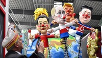 Parade karnaval di Jerman yang kental akan kritik sosial dan politik akan kembali digelar. Awak media pun diberi kesempatan untuk melihat patung-patung raksasa para tokoh dunia itu sebelum akan diarak di parade karnaval tersebut. AP Photo/Martin Meissner.