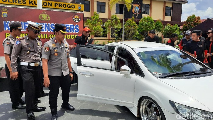 Konferensi pers balapan mobil di Underpass Bandara Kulon Progo Yogyakarta