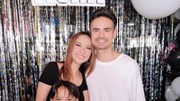 Setiap tahunnya BCL dan Ashraf selalu menyelenggarakan pesta ulang tahun yang meriah untuk Noah. Kue cokelat berukuran besar jadi kejutan yang manis. Foto: Instagram @bclsinclair