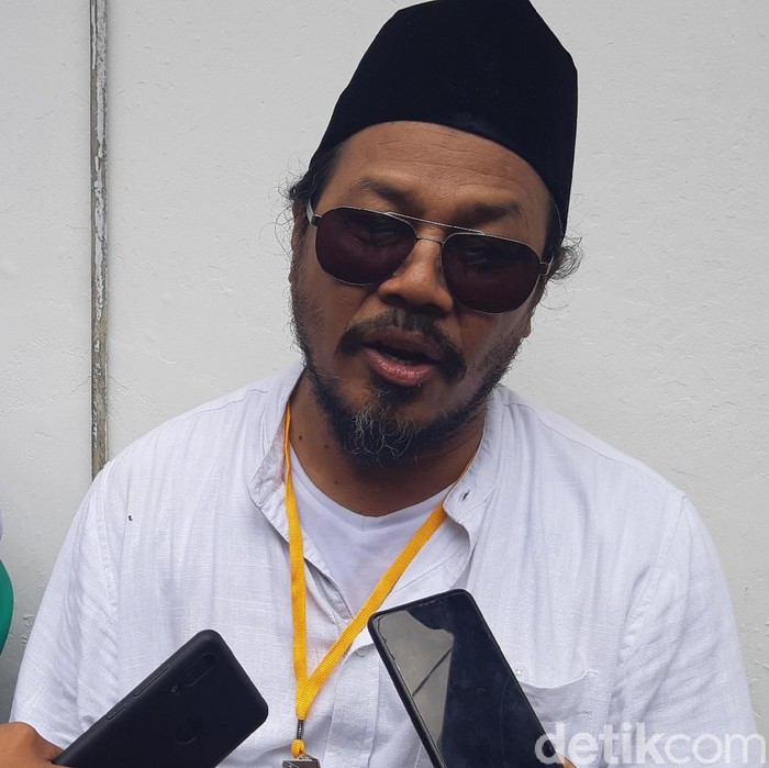Bahtiar Rifai-detikcom/  Vokalis band rock Jamrud, Krisyanto dan Hendra Pranova mendaftarkan diri ke KPU Pandeglang sebagai bakal calon independen.
