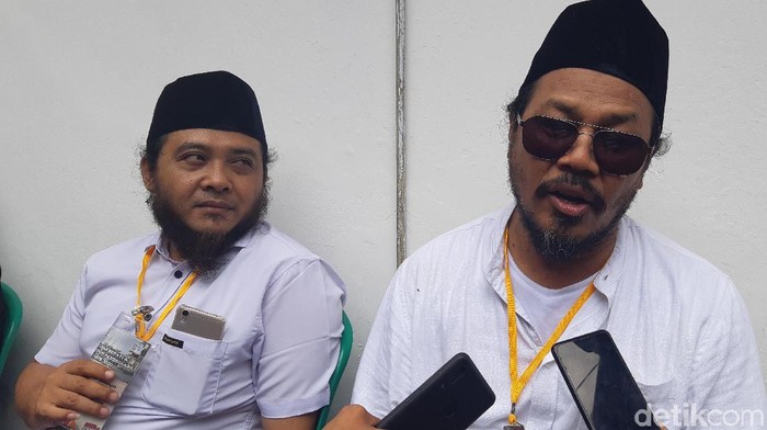 Bahtiar Rifai-detikcom/  Vokalis band rock Jamrud, Krisyanto dan Hendra Pranova mendaftarkan diri ke KPU Pandeglang sebagai bakal calon independen.