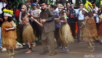 Acara ini diawali dengan pengukuhan duta besar narkoba kepada sejumlah publik figur. Tarian Papua juga mermaikan acara ini.