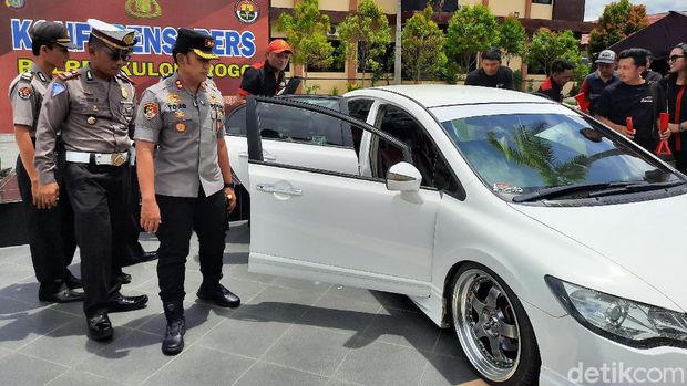 Polisi Pamerkan Dua Mobil yang Viral Balapan di Underpass YIA