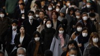 Sejumlah warga tampak mengenakan masker saat beraktivitas di kawasan Tokyo, pada Selasa (18/2) kemarin. Wabah virus corona yang melanda beberapa negara di dunia memakan korban jiwa yang terus bertambah. AP Photo/Jae C. Hong.