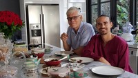 Lebaran tahun 2017 lalu Dida mengabadikan foto sang suami dan anaknya yang tak lain adalah Ashraf. Mereka tampak siap makan sajian lebaran mulai dari opor hingga ketupat.  Foto: instagram @dida_sinclair