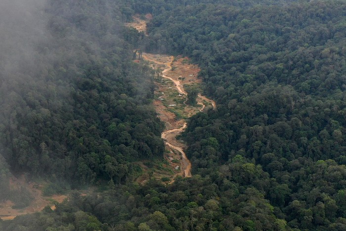TAMBANG EMAS ILEGAL DIKAWASAN HUTAN LINDUNG Foto udara area bekas tambang emas ilegal di kawasan hutan lindung Ulu Masen antara Kabupaten Pidie dan Kabupaten Aceh Barat, Aceh, Selasa (18/2/2020). Maraknya aktivitas penambangan emas ilegal di kawasan hutan lindung disebabkan minimnya pengawasan dari pihak terkait sehingga dikhawatirkan dapat memicu bencana alam terutama banjir dan tanah longsor. ANTARA FOTO/Syifa Yulinnas/hp.