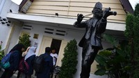 Museum tersebut merupakan bekas rumah tinggal WR Supratman saat di Surabaya.