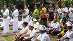 Khidmat, Begini Suasana Galungan di Pura Aditya Jaya