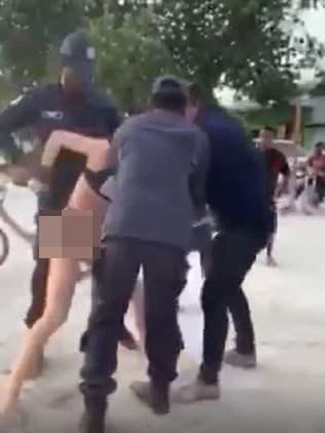 Video viral itu menunjukkan Cecilia dalam balutan bikini two pieces bernuansa hitam meronta-ronta saat ia ditangkap oleh tiga pria yang berseragam polisi. Foto: Instagram
