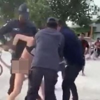 Video viral itu menunjukkan Cecilia dalam balutan bikini two pieces bernuansa hitam meronta-ronta saat ia ditangkap oleh tiga pria yang berseragam polisi. Foto: Instagram