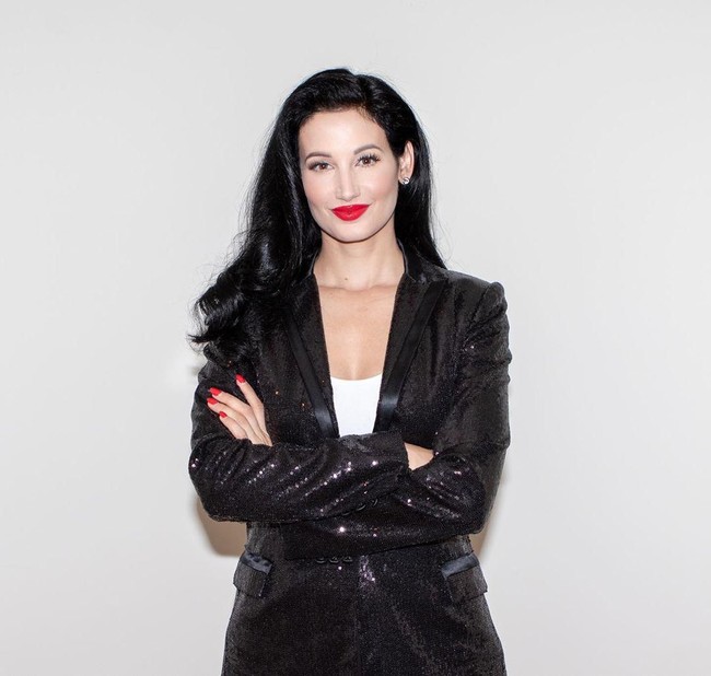 Menurut CNN, Polisi Los Angeles (LAPD) sempat menerima laporan yang menyebut kejadian wanita berteriak dan keributan di sekitaran tempat tinggal Amie. LAPD sempat bertemu teman sekamar Amie di jalan yang memberitahu korban diserang di dalam rumah. Tak lama kemudian, polisi menemukan tubuh Arnie sudah terbaring di lantai dasar dengan luka memar dan tak sadarkan diri. (Foto: Instagram/@dramieharwick)