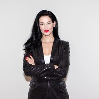 Menurut CNN, Polisi Los Angeles (LAPD) sempat menerima laporan yang menyebut kejadian wanita berteriak dan keributan di sekitaran tempat tinggal Amie. LAPD sempat bertemu teman sekamar Amie di jalan yang memberitahu korban diserang di dalam rumah. Tak lama kemudian, polisi menemukan tubuh Arnie sudah terbaring di lantai dasar dengan luka memar dan tak sadarkan diri. (Foto: Instagram/@dramieharwick)