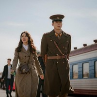 Dalam episode lima ketika Yoon Se Ri datang ke Pyongyang untuk foto paspor, ia mengenakan coat yang dipadu shoulder bag kecil berwarna cokelat. Tas tersebut keluaran dari FENDI. Tas berbahan patent leather dengan logo huruf kaligrafi F yang saling bertaut tersebut dijual USD 1,573 atau sekitar Rp 21,5 juta. Foto: Dok. tvN