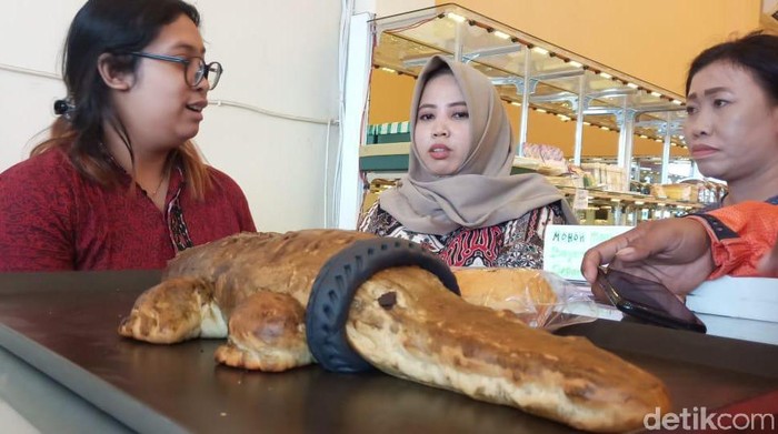 Toko roti ini membuat roti buaya berkalung ban seiring naiknya popularitas buaya di Sungai Palu yang terjerat ban motor bekas (M Qadri/detikcom)