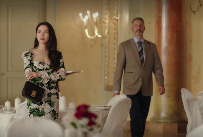 Tampil feminin sekaligus seksi dengan gaun motif floral, Yoon Se Ri memadukan busananya dengan shoulder bag Miu Miu berbahan kulit crocodile. Tas tali rantai warna hitam ini dijual Rp 27, 2 jutaan. Foto: dok. tvN