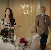 Tampil feminin sekaligus seksi dengan gaun motif floral, Yoon Se Ri memadukan busananya dengan shoulder bag Miu Miu berbahan kulit crocodile. Tas tali rantai warna hitam ini dijual Rp 27, 2 jutaan. Foto: dok. tvN