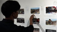 Puluhan foto terkait penanggulangan sampah di Kota Bandung ditampilkan di pameran tersebut.