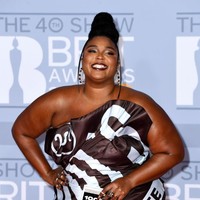 Neckline asimetris gaun mengekspos sebagian bahu serta kedua lengannya. Adalah Jeremy Scott dari rumah mode Moschino yang merancang gaun tersebut. (Foto: Gareth Cattermole/Getty Images)