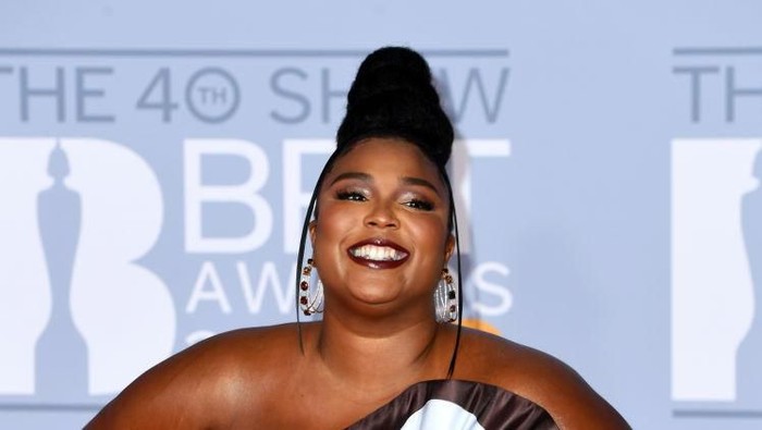Lizzo di Brit Awards 2020 LONDON, ENGLAND - FEBRUARY 18: (EDITORIAL USE ONLY) Lizzo attends The BRIT Awards 2020 at The O2 Arena on February 18, 2020 in London, England. (Photo by Gareth Cattermole/Getty Images)
