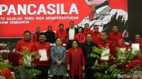 Tampak pejabat PDIP turut hadir dalam acara ini, di antaranya Kepala Pusat Analisa dan Pengendali Situasi PDIP Perjuangan Prananda Prabowo dan Ketua DPP PDIP Puan Maharani.