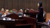 Akademisi hukum tata negara dari Sekolah Tinggi Ilmu Hukum Jentera, Bivitri Susanti memberikan keterangan dalam sidang uji formil UU KPK.
