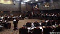 Seperti diketahui, kedua akademisi hukum tersebut dihadirkan sebagai ahli usai diajukan oleh pemohon uji formil yakni mantan Ketua KPK Agus Rahardjo dkk.