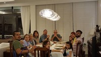 Makan bersama anak, menantu dan cucu jadi agenda rutin yang dilakukan Dida. Terlihat semua kumpul di meja makan dan siap bersantap. Foto: instagram @dida_sinclair