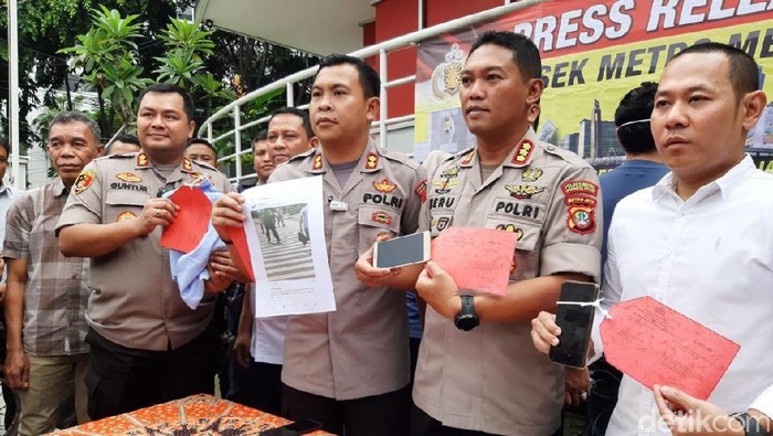Kapolres Metro Jakarta Pusat, Kombes Heru Novianto rilis kasus rekayasa perkelahian. (Foto: Matius Alfons/detikcom)