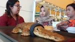 Ketika Buaya Berkalung Ban Dibuatkan Roti