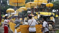 Untuk laki-laki lengkap dengan udeng dan perempuan berkebaya.