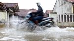 Jalan Terendam Banjir, Siswa TK Diangkut Pick Up