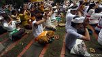 Khidmat, Begini Suasana Galungan di Pura Aditya Jaya