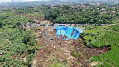 Penampakan dari Udara Longsor di Pinggir KM 118 Tol Cipularang