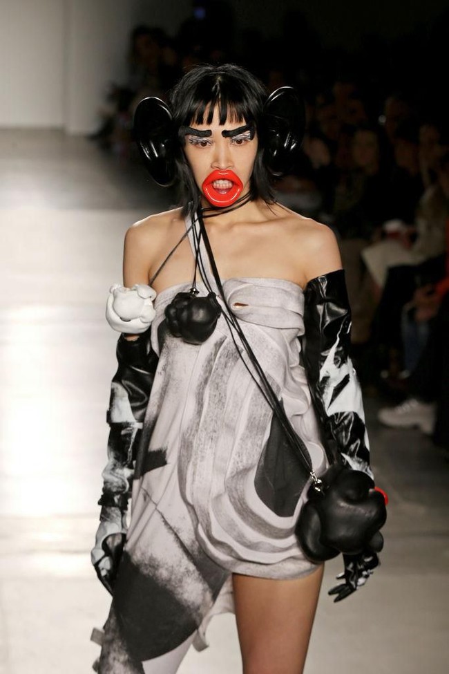 Fahion show ini menuai kontroversi karena modelnya menggunakan aksesori yang diasosiasikan seperti monyet. Para modelnya menggunakan aksesori kuping besar dan bibir lebar.  Foto: dok. Getty Images