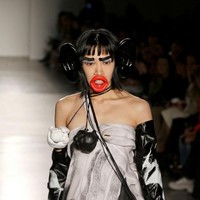 Fahion show ini menuai kontroversi karena modelnya menggunakan aksesori yang diasosiasikan seperti monyet. Para modelnya menggunakan aksesori kuping besar dan bibir lebar.  Foto: dok. Getty Images