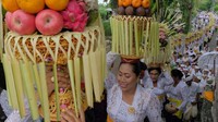 Begini suasana saat ratusan perempuan di Bali melakukan tradisi parade sesajen atau tradisi Mapeed.